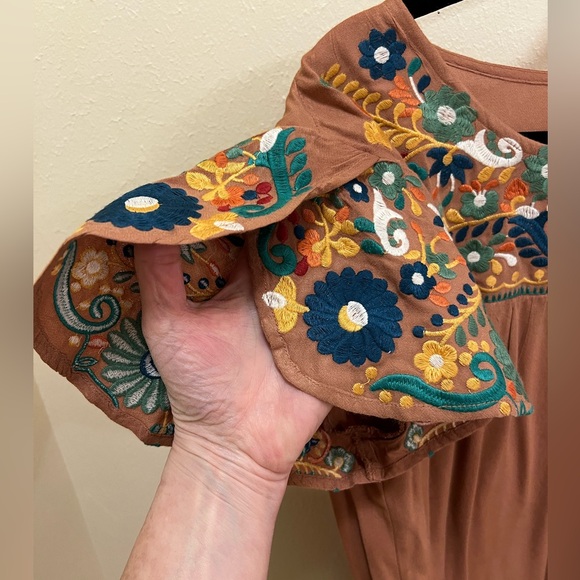 Embroidered Floral Women's Blouse - Picture 3 of 5